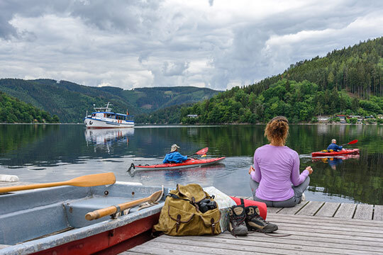 Aktivie Freizeitgestaltung am Hohenwarte-Stausee. Hier gibt es ideale Bedingungen für Wanderer, Angler, Wassersportler und Erholungssuchende.