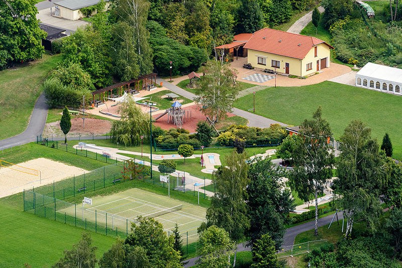 Auf dem Erlebnis-Spiel-und Sportplatz in Hohenwarte gibt es eine moderne Minigolfanlage, Spielgeräte für große und kleine Kinder, einen Volleyballplatz, Tennisplatz, Tischtennisplatte und mehr. Spielgeräte können ausgeliehen werden.